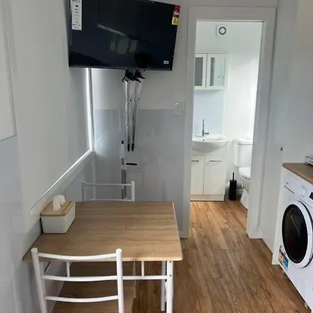Sweet Cute Blue Tiny Home With Pool And 2 Minute Drive To The Beach Wollongong Exterior photo