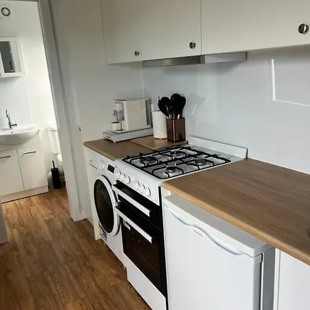 Sweet Cute Blue Tiny Home With Pool And 2 Minute Drive To The Beach Wollongong Exterior photo