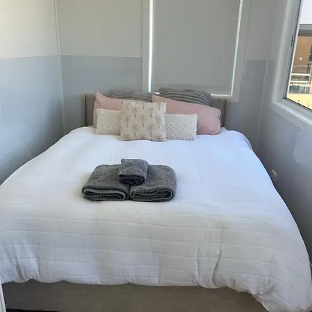 Sweet Cute Blue Tiny Home With Pool And 2 Minute Drive To The Beach Wollongong Exterior photo