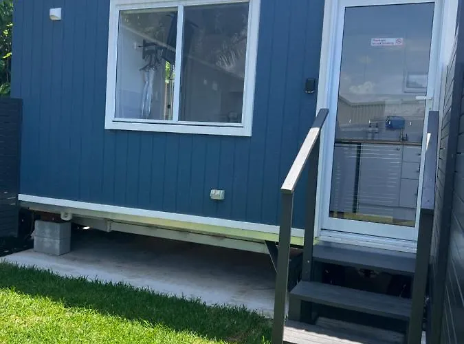 Sweet Cute Blue Tiny Home With Pool And 2 Minute Drive To The Beach
