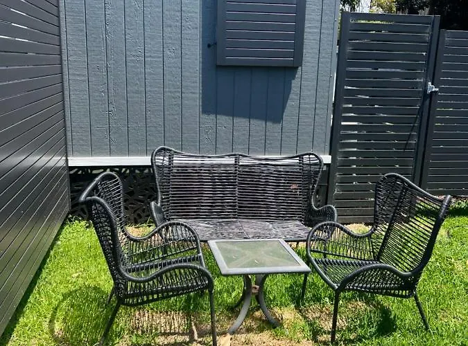 Sweet Cute Blue Tiny Home With Pool And 2 Minute Drive To The Beach