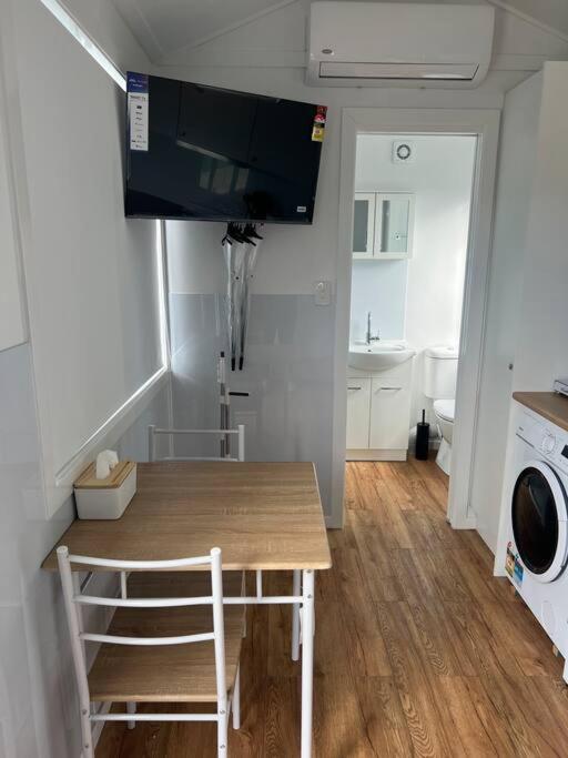 Sweet Cute Blue Tiny With Pool And 2 Minute Drive To The Wollongong