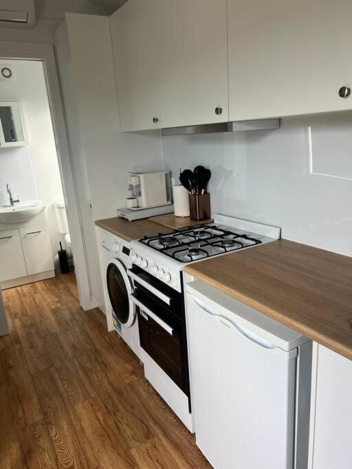 Sweet Cute Blue Tiny With Pool And 2 Minute Drive To The Chalet Wollongong