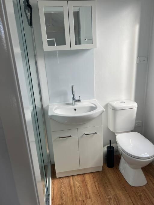 Chalet Sweet Cute Blue Tiny With Pool And 2 Minute Drive To The *