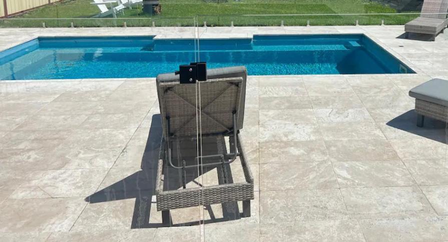 Chalet Sweet Cute Blue Tiny With Pool And 2 Minute Drive To The *